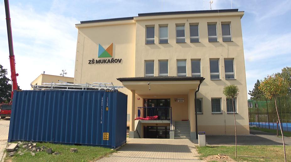 Žáci usednou do lavic v kontejnerech. Školní budově v Mukařově hrozí demolice