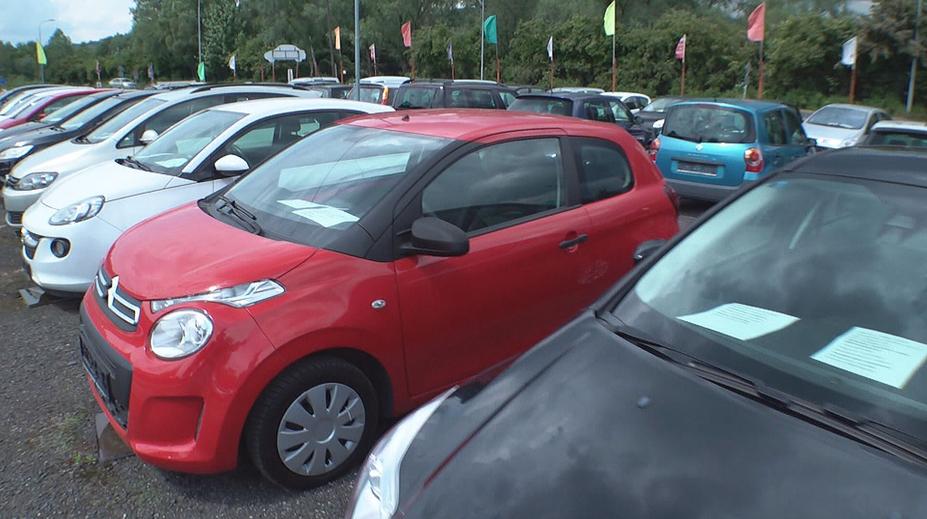 Inspekce varuje před nekalým jednáním autobazarů. Lákají na vozy, které nemají