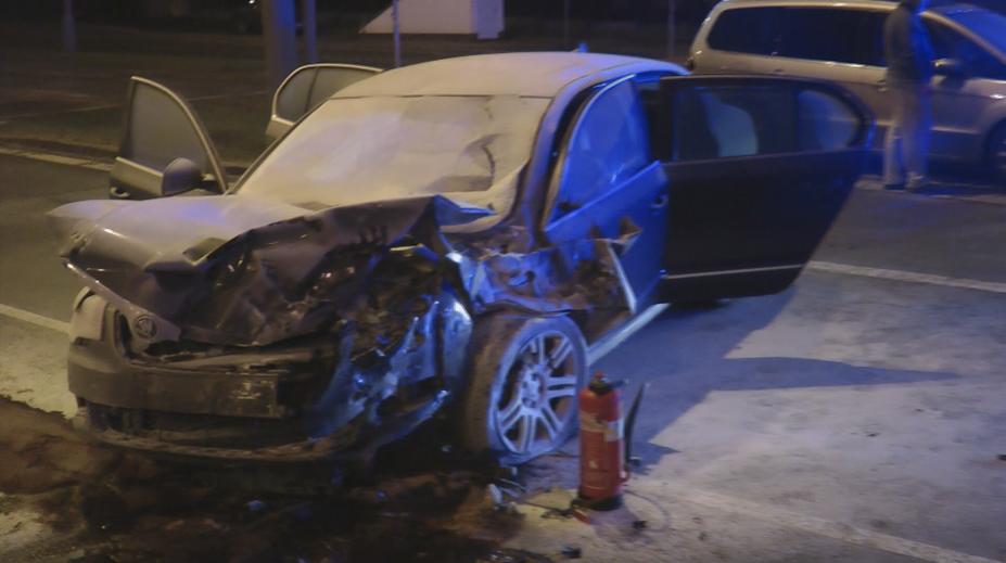 Do výbuchu chyběly vteřiny! Auto vzplálo po srážce s cisternou benzínu