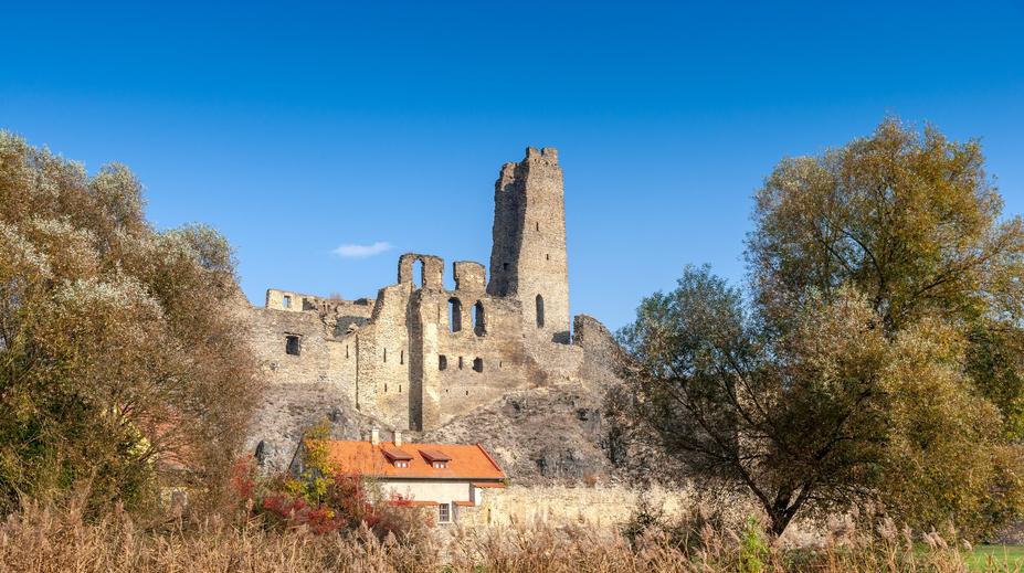 Humus a prasárna. Černá skládka u Okoře byla plná účtů z oblíbeného bistra
