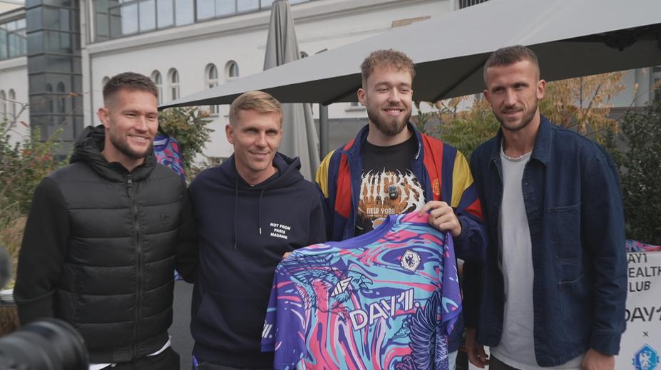 Neexistující tým prodal tisíce dresů. Český youtuber spojil síly s bývalými reprezentanty