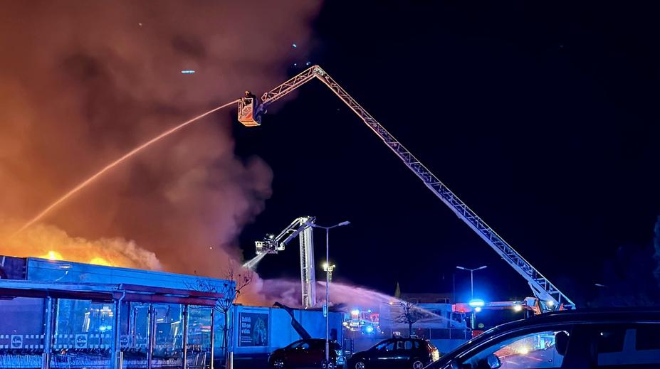 V Kladně hoří prodejna Lidlu, škoda přesáhne sto milionů korun