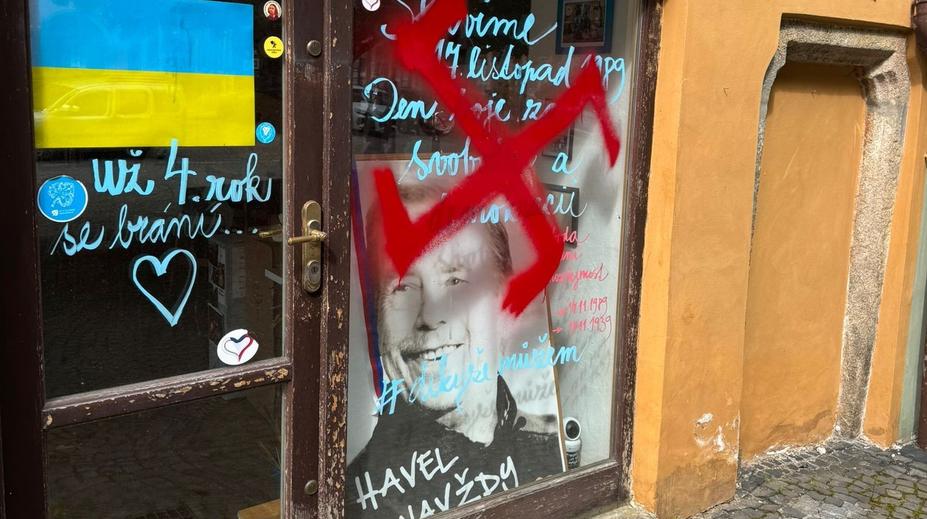 Šokující případ v Chebu: Na výloze se objevily hákové kříže, řeší to policie