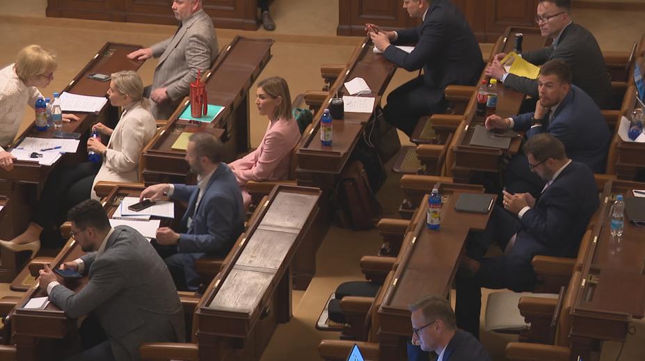 Vládní koalice navrhla zmrazit platy poslanců. Snižte náhrady, radí opozice