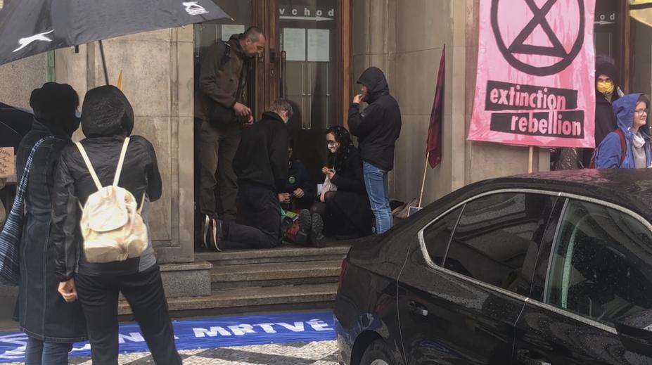 Několik aktivistů bojujících za klima se připoutalo ke vchodu ministerstva financí