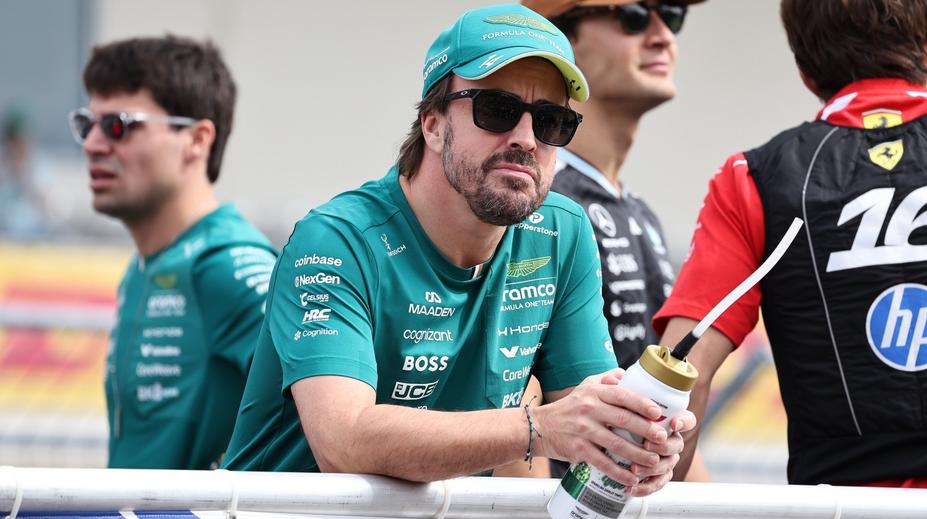 Alonso po nehodě ostře pálil do soupeřů: Jezdci na chvostu nemají kvalitu