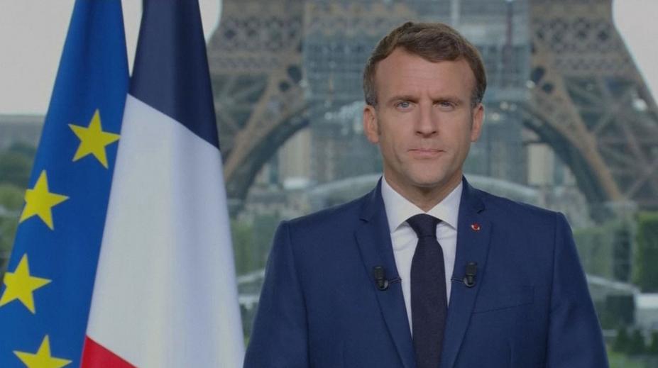 Macron žaluje fotografa. Zlobí se za snímek v plavkách na vodním skútru