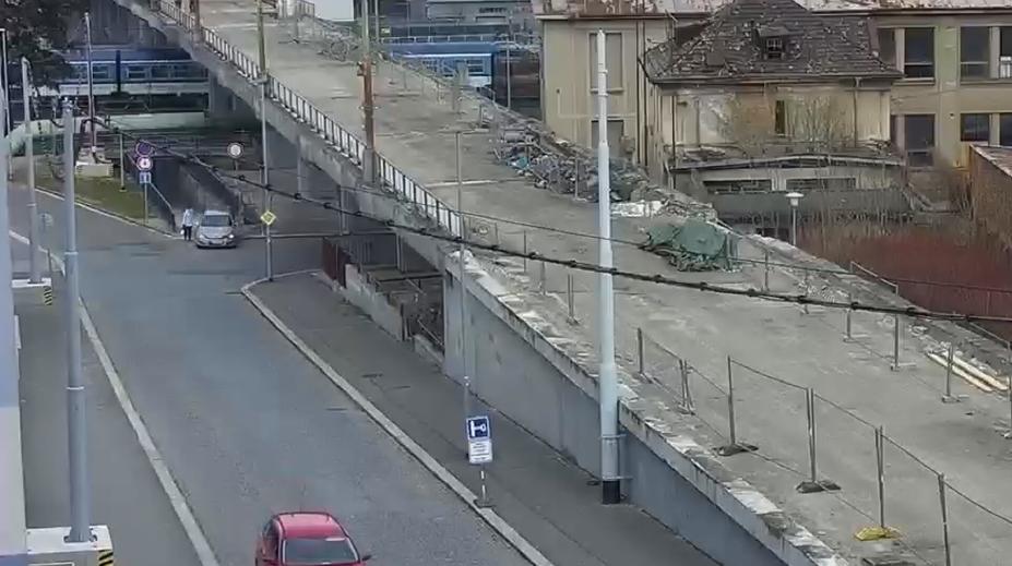 Řidiči si zkracují cestu podchodem, chodci nemají kam uhnout