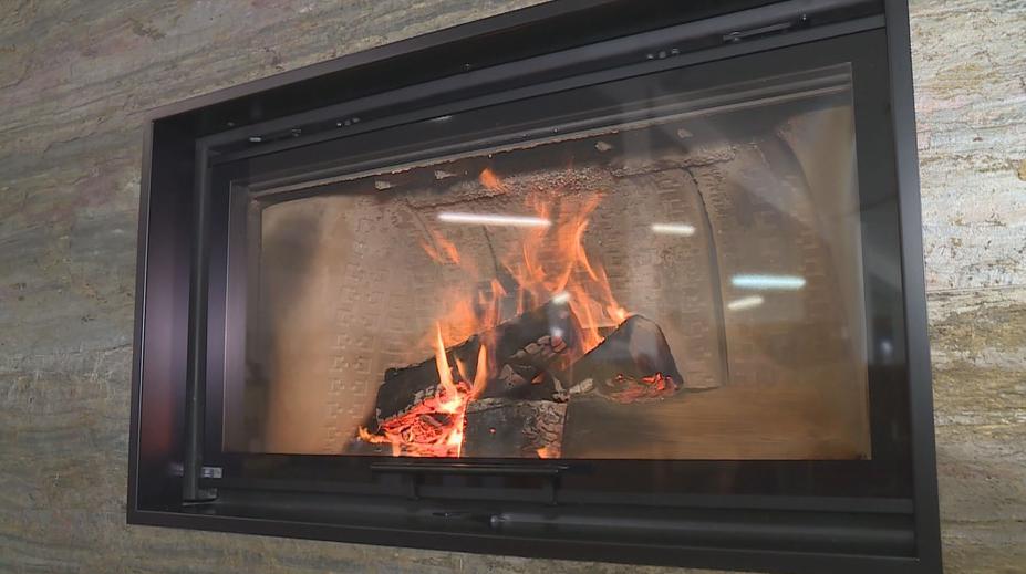 Kvůli cenám energií jdou kamna na dračku. Výrobci jsou zavalení na měsíce dopředu