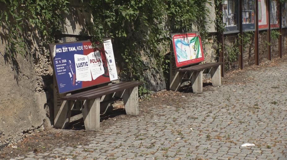 Praha 8 musela odstranit betonové lavičky s reklamou. Lidé ale zuří