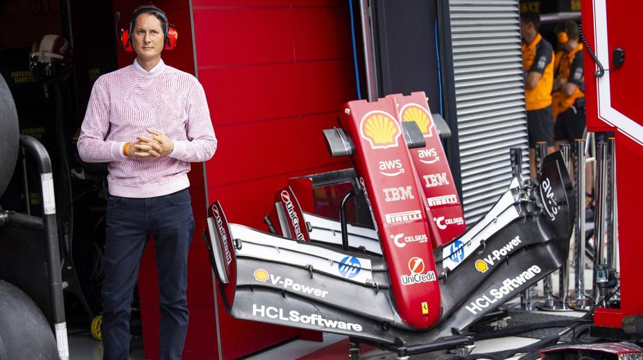 Šéf Ferrari má Hamiltona i Leclerca plné zuby: Měli by méně mluvit a více jezdit