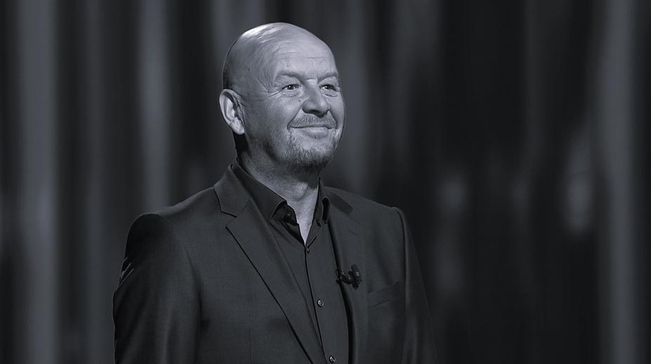 Herec David Suchařípa neunesl smrt kamaráda. Po smrti Pavla Nečase se stáhl