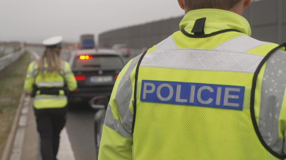 Auto u Chlumce jelo téměř 200 km/h. Policie v šoku: Řídil ho 14letý chlapec