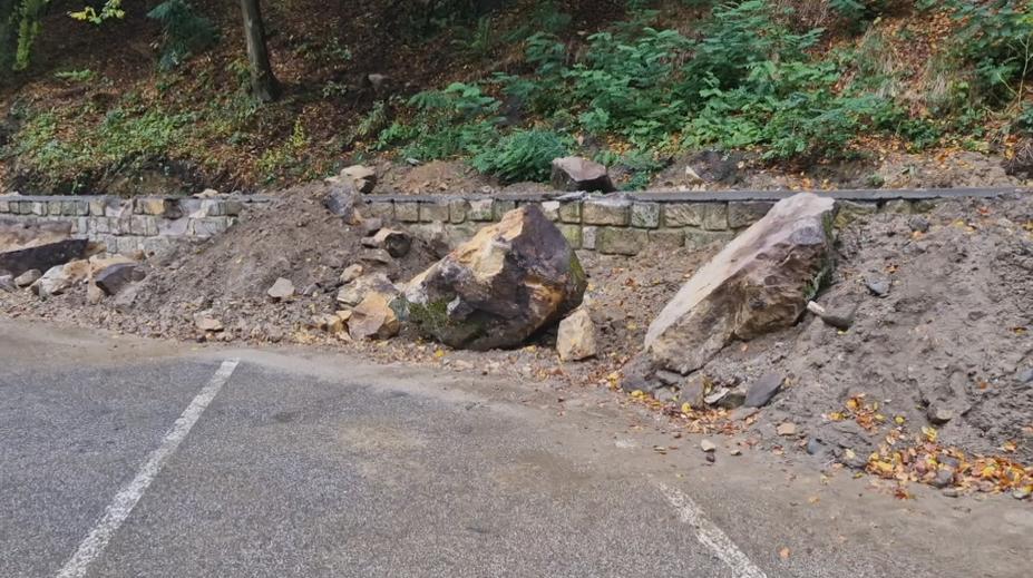V Hřensku se zřítil pískovec. Padající masu kamení zachytila kamera