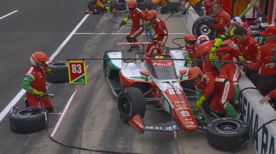 VIDEO: Šílený moment v IndyCar. Závodník v boxech srazil čtyři mechaniky