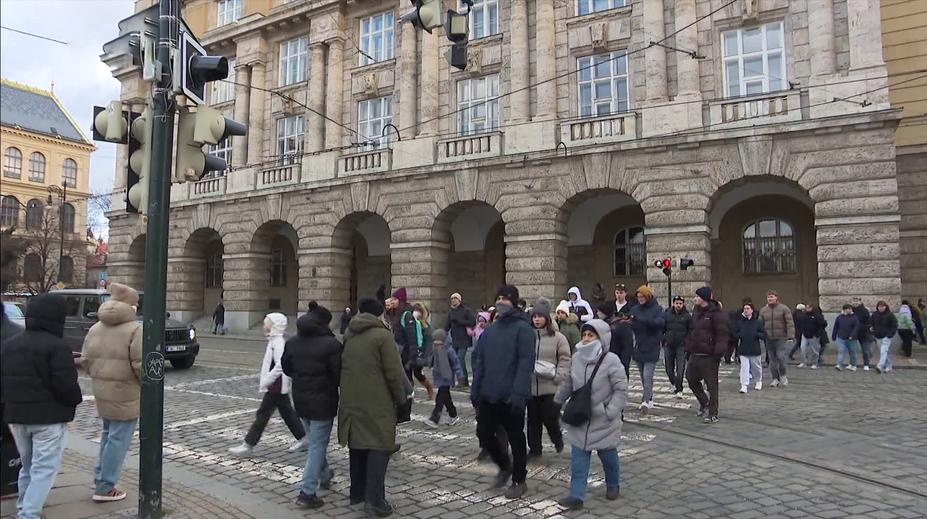 Cizinci mají o studium v Česku velký zájem. Jejich žádosti úřady nestihají odbavit