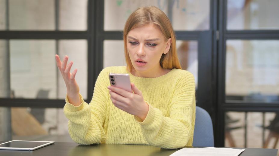 Bankovní aplikace přestávají fungovat na starších mobilech. Lidé jsou naštvaní