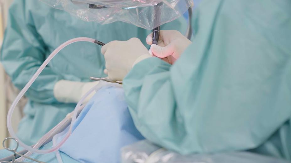 Čeští lékaři provedli unikátní operaci mozku. Pomohli dvouleté holčičce
