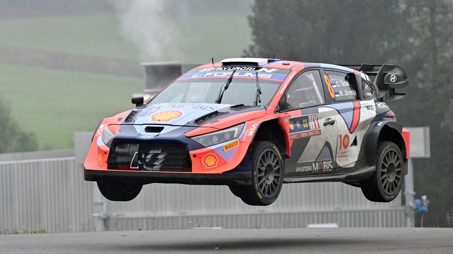 Ogierovi vzala triumf nehoda, Středoevropskou rally vyhrál Tänak