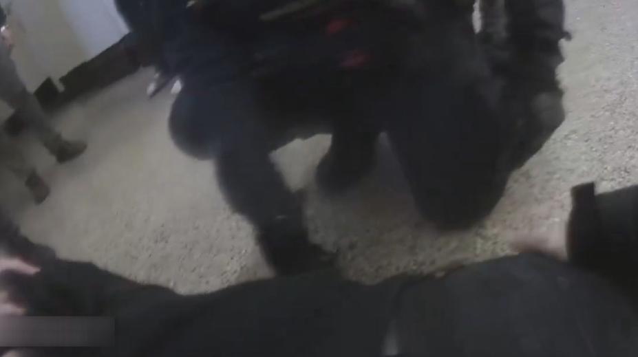VIDEO: Autentické záběry ze zadržení mladíka, který přišel do školy se zbraní