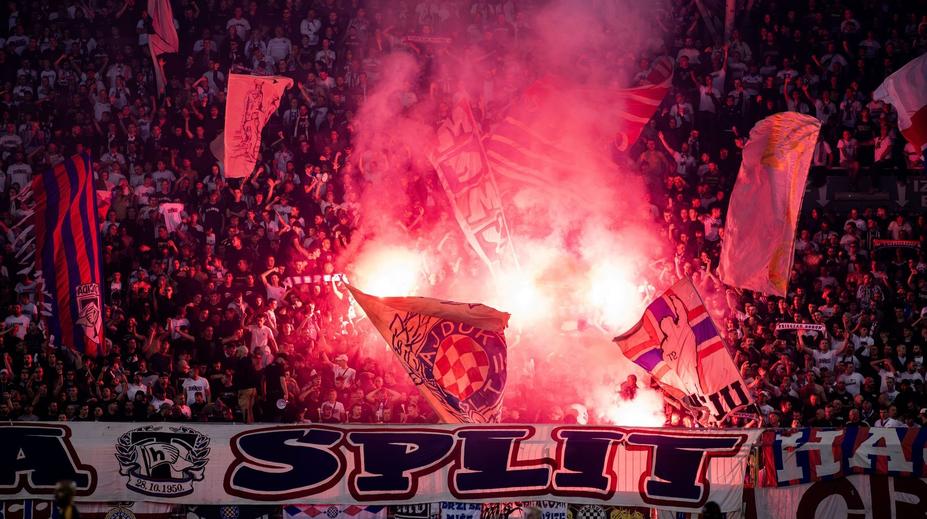 Osvětim a oslavování Hitlera. Fanoušci Hajduku vyvolali skandál, řeší je celý svět