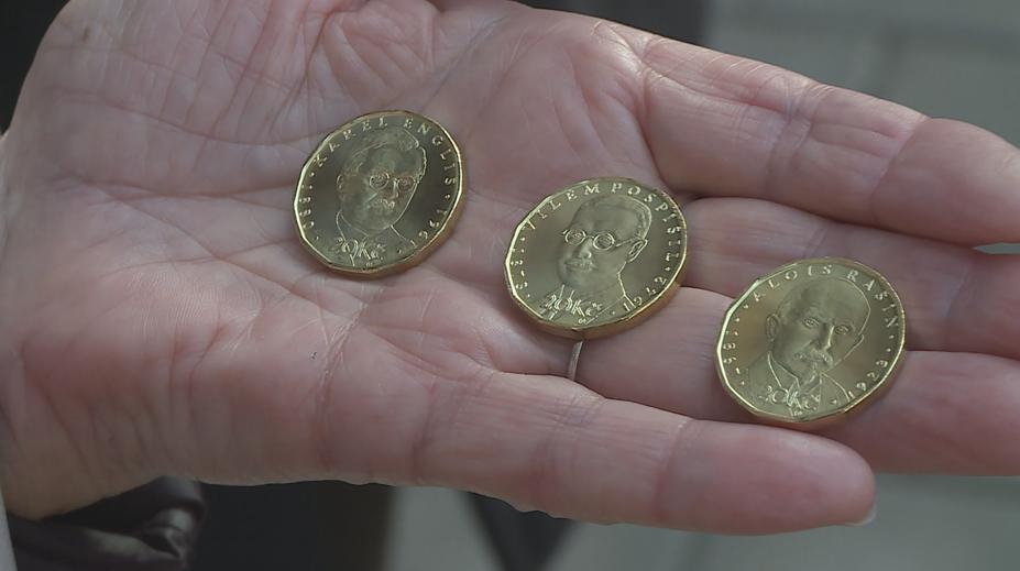 ČNB vydala další výroční mince, lidé čekají na výměnu ve frontách