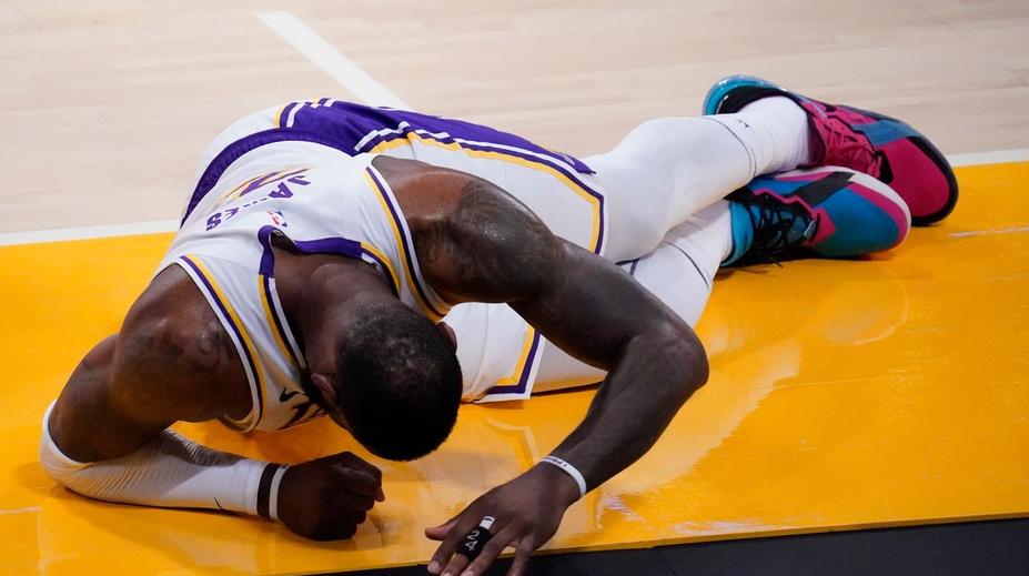 Lakers bez svých opor konečně vyhráli. Absence LeBrona bude ale delší