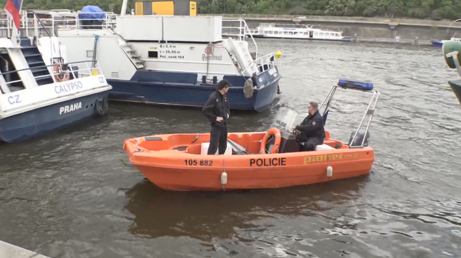 Britský turista skočil z lodi do Vltavy. Policie po něm už několik dnů pátrá