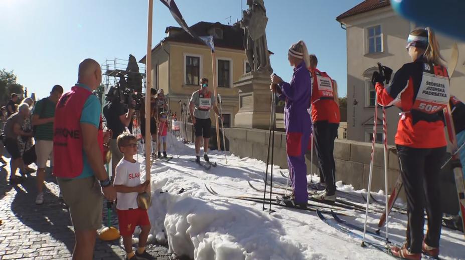 Venku vedro, na Karlově mostě sníh. Na slavné památce se běžkuje