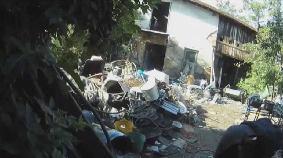 VIDEO: Strážníci našli miminko v ruině v Hradci. Mezi odpadky mělo i postýlku