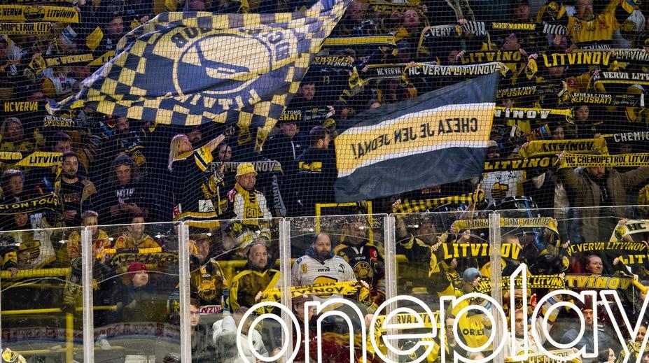 Strach o život. Barážový duel v Litvínově přerušil kolaps diváka na tribuně