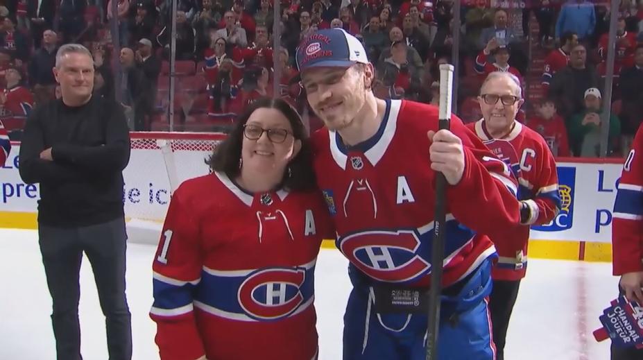 Hvězdě NHL zesnula maminka. Srdečná fanynka hráči vrátila speciální dres