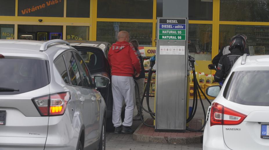 Vláda prodlouží regulace cen pohonných hmot. Platit budou do konce listopadu