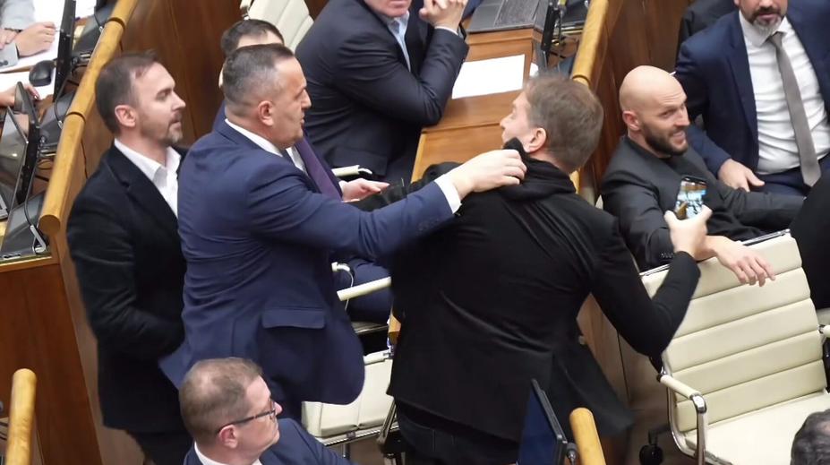 Drama ve slovenském parlamentu. Při schůzi se strhla bitka, vzduchem letěla lahev