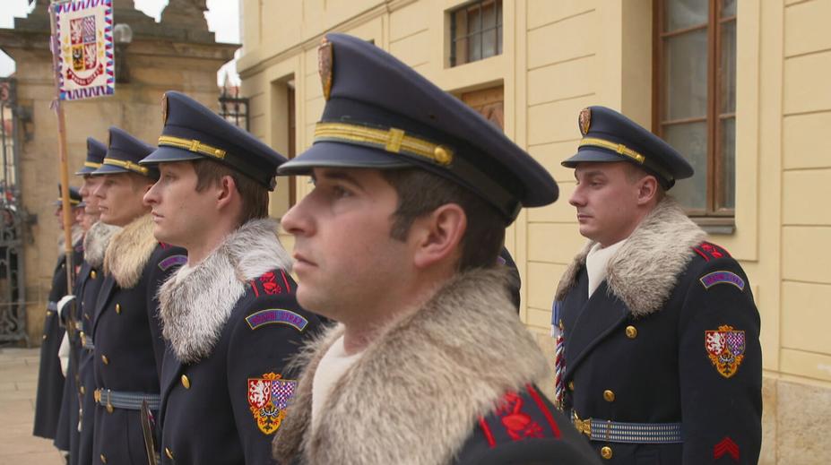 Dědeček s vnoučkem rozesmáli Hradní stráž. Vojáky pobavil vtip o klimatizaci
