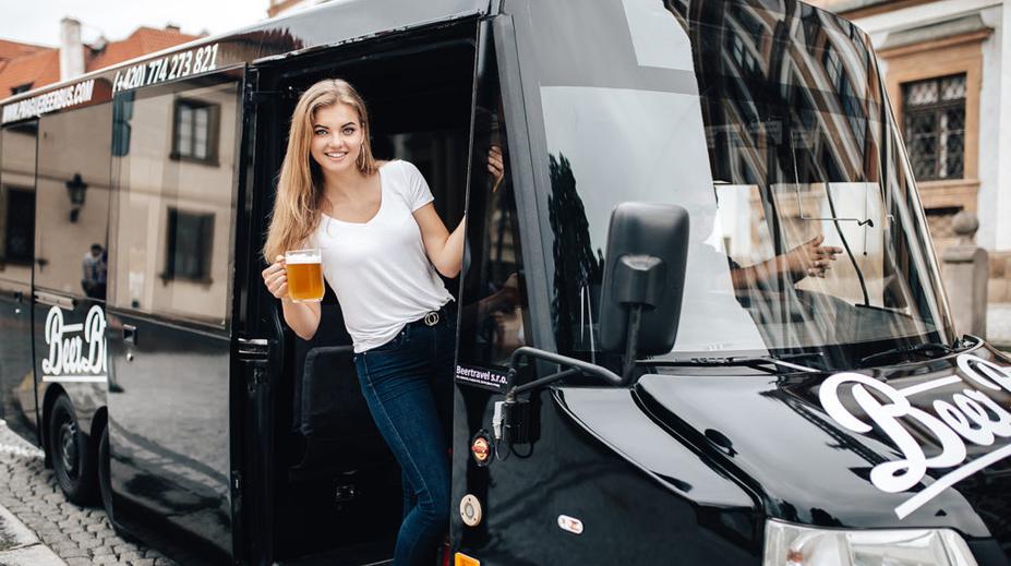 Praha prohrává boj s opilci! Pivní kola nahradily autobusy, přidá se i striptýz