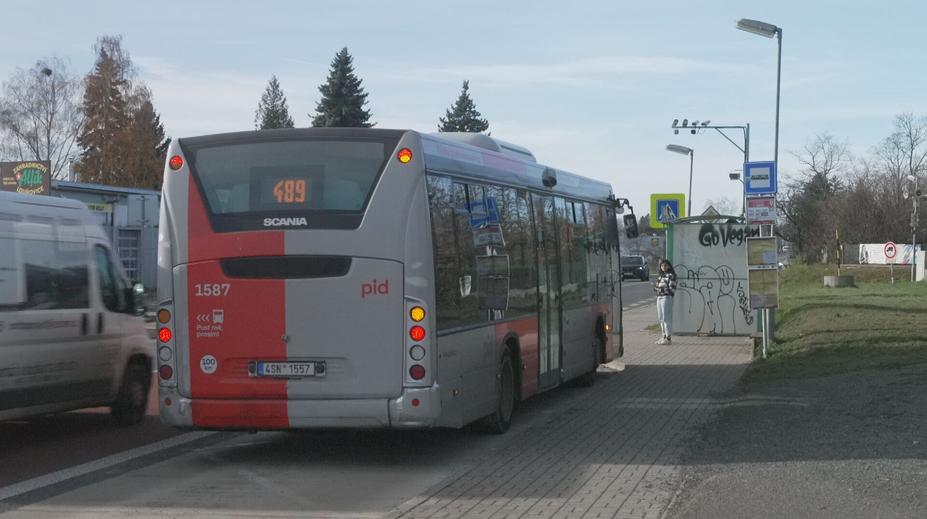 Řidič autobusu dětem netiskne lístky. Když na ně přijde revizor, mají problémy