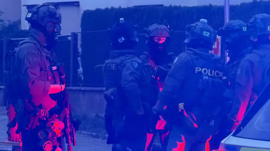 Muž se v Praze zabarikádoval v bytě a vyhrožoval zbraní. Zasahovala policie