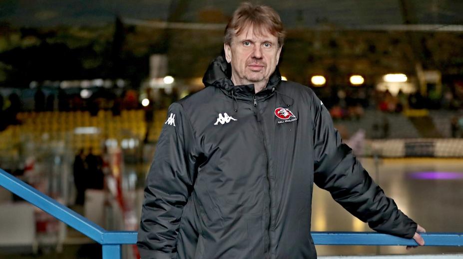 Majitel Znojma vulgárně urážel rozhodčí. Pak jim donesl slepecké hole