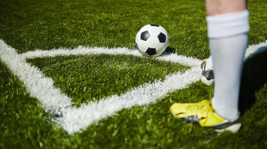 To byl trapas. Fotbalista močil přímo na hřišti, vyfasoval za to červenou