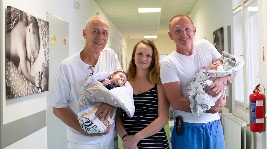 Dvojčata se narodila se vzácnou vadou. Lékařům v Podolí se je podařilo zachránit