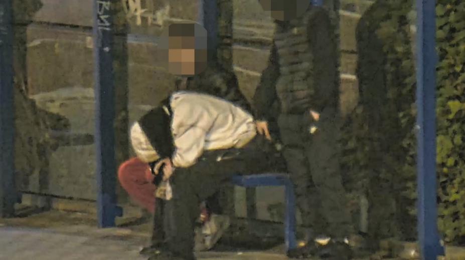 Spící muž na zastávce se stal terčem zlodějů. Na kamerách je však sledovali strážníci
