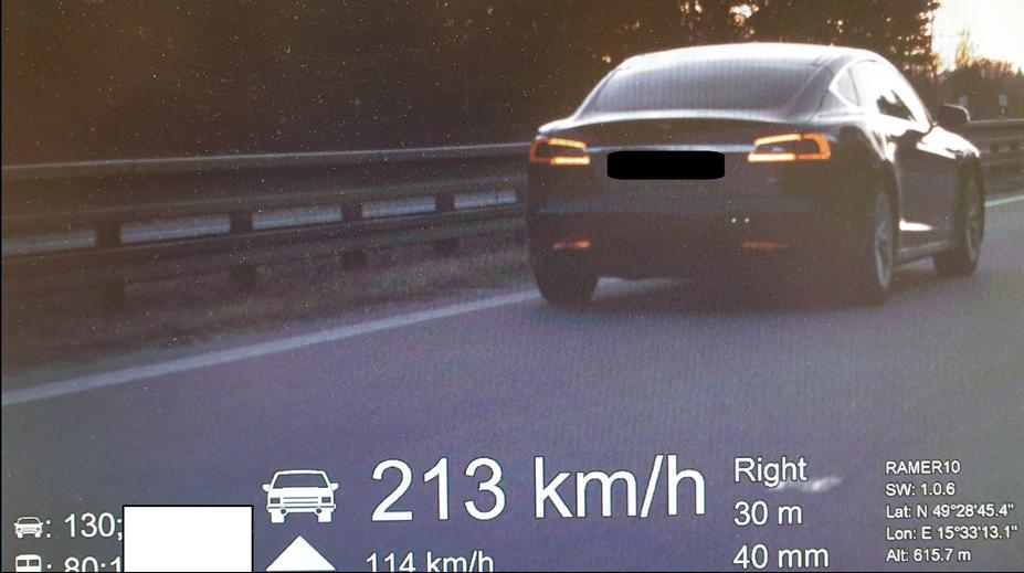 Řidič tesly se hnal po dálnici 213 km/h. Zřejmě přijde o řidičák