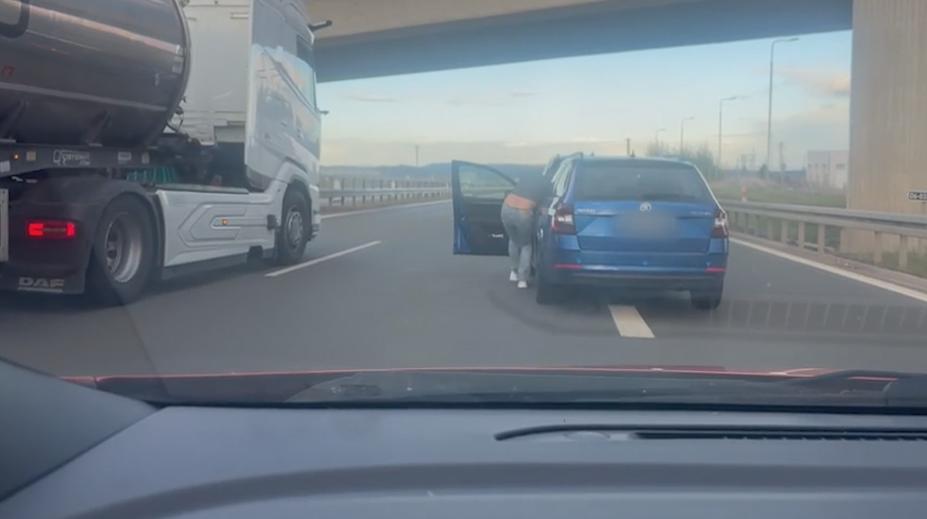 Napadená řidička promluvila: Lepil se na mě, troubil. Záznam z kamery mužovu výpověď shodil