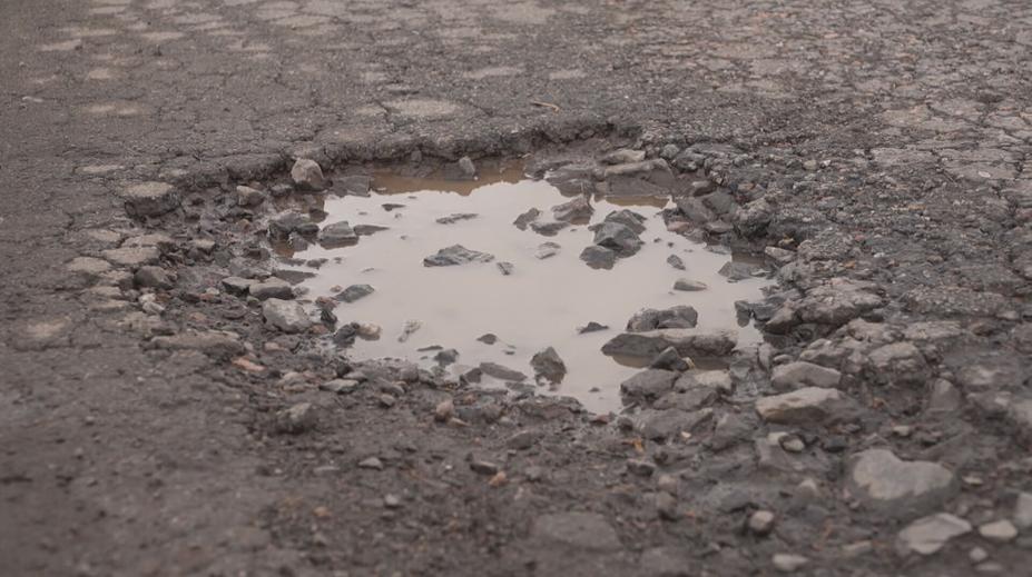 Obce na Svitavsku se hádají o silnici. Řidičům už s výmoly dochází trpělivost
