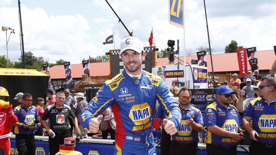 Strhující závod IndyCar: 114 předjetí na trati a triumf Rossiho