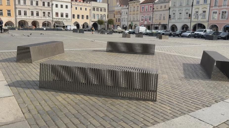 Koše či lavičky v Budějovicích dostanou jednotnou podobu, schválili radní
