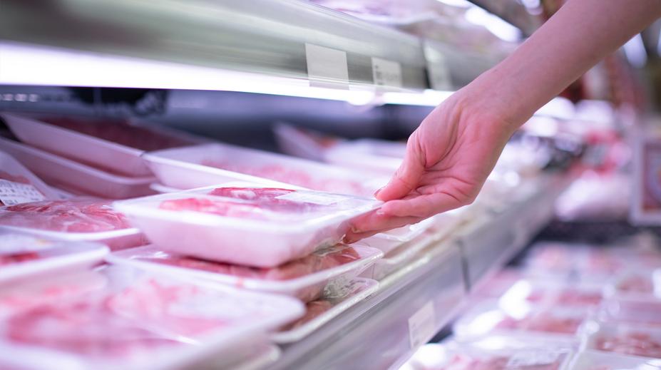 V supermarketu odhalili závadné maso. Inspekce varuje před vysokým rizikem nemoci