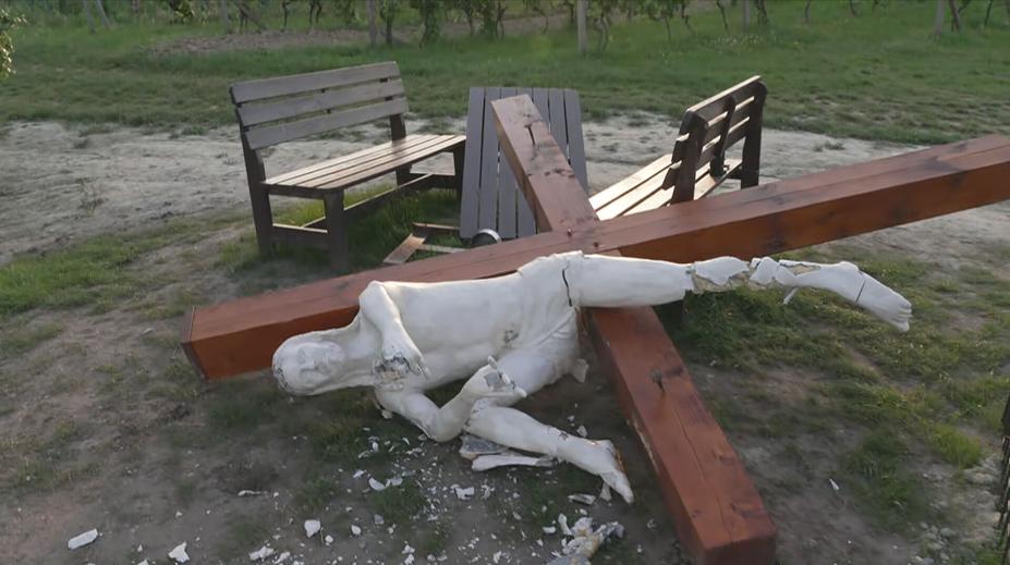 Vandal zničil kontroverzní kříž. Ježíš na něm seděl a popíjel víno
