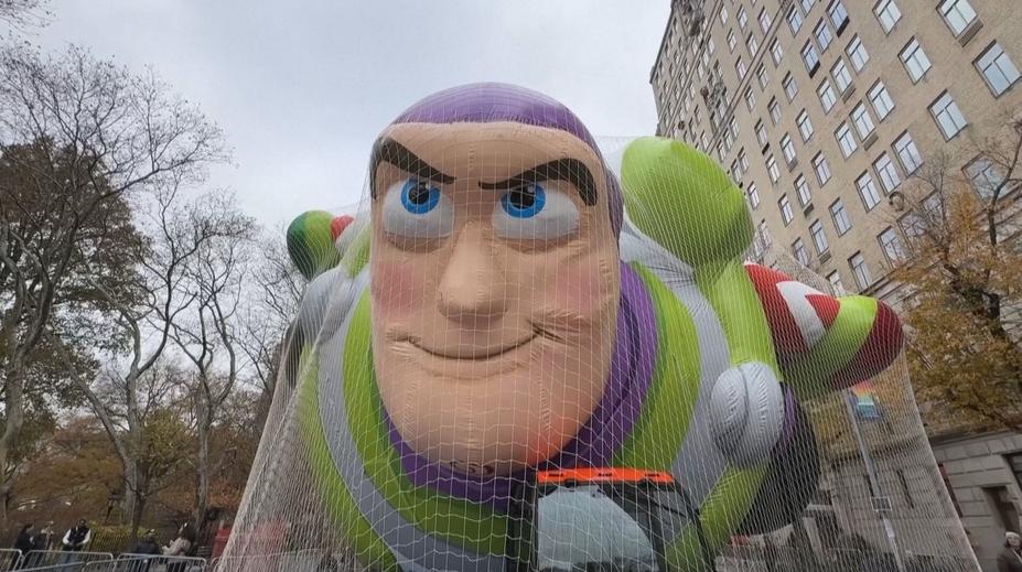 Ve Státech slavili Den díkůvzdání. New Yorkem prošel obří průvod